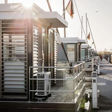 Modern Houseboat For 4 Guests *