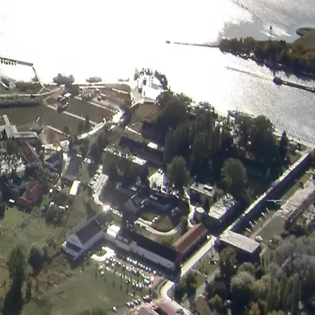 Modern Houseboat For 4 Guests Botel