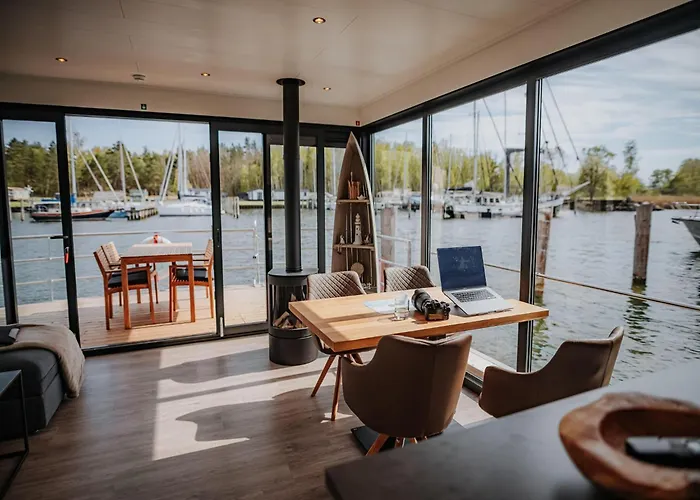 船屋 Modern Houseboat For 4 Guests 佩讷明德
