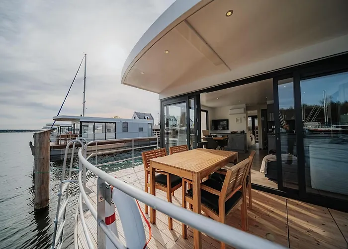 Modern Houseboat For 4 Guests 佩讷明德