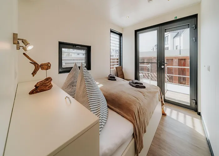 Modern Houseboat For 4 Guests 佩讷明德