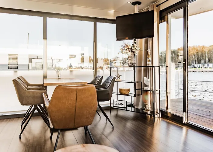 Modern Houseboat For 4 Guests 船屋