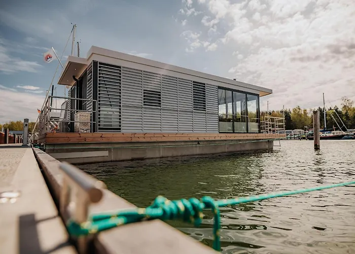 Modern Houseboat For 4 Guests 船屋