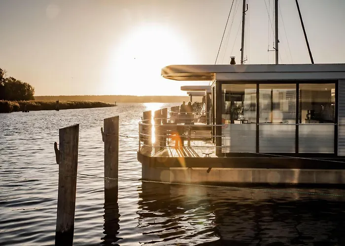 Modern Houseboat For 4 Guests *