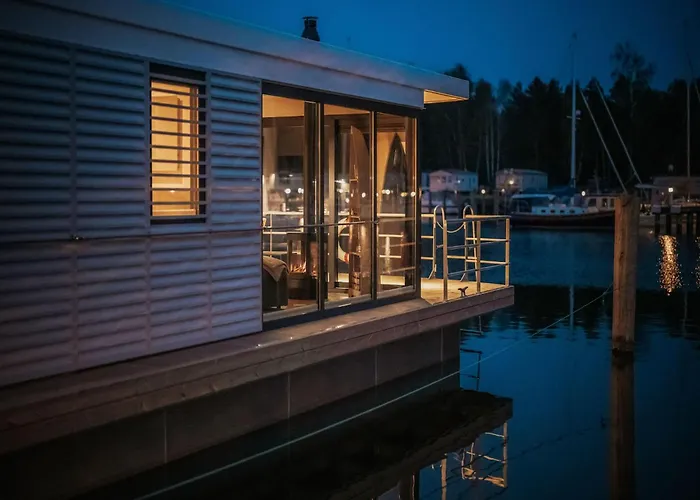Modern Houseboat For 4 Guests 佩讷明德
