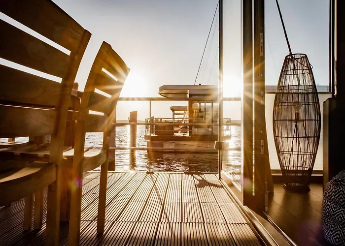 Modern Houseboat For 4 Guests *